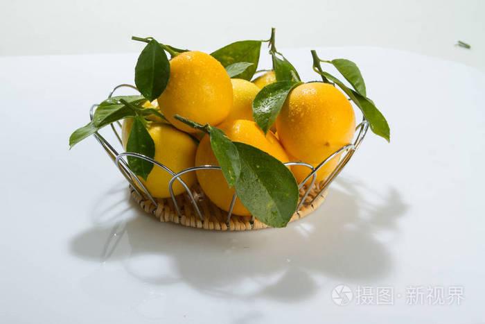 柑橘类水果柠檬白色背景，叶子。