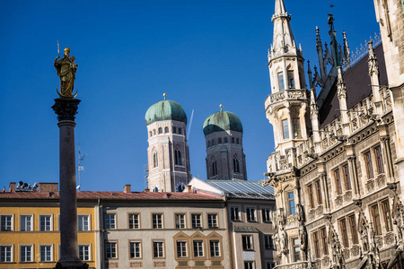 德国慕尼黑的Marienplat z市政厅和Fruenkirche。