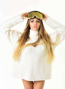 冬天。滑雪场和滑雪板。冬季运动和活动。寒假快乐。穿滑雪或滑雪板的女孩。的女人在冬天的衣服。照片的姿势