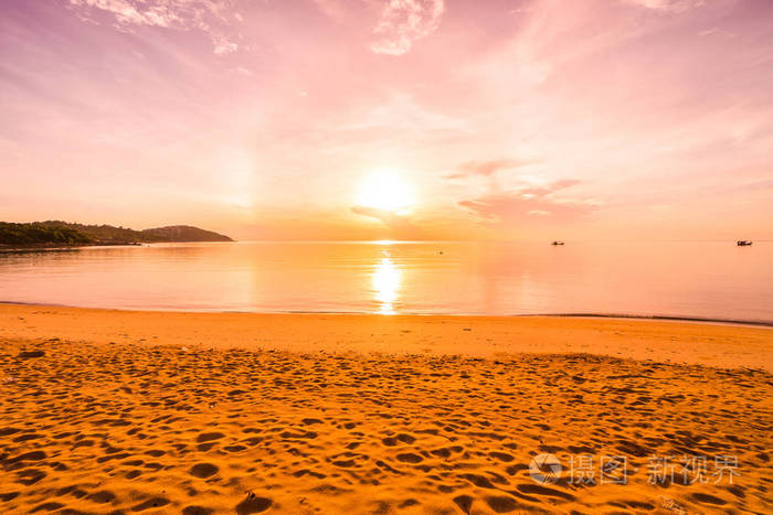 日落时分，在热带天堂岛海滩和海洋上用椰子棕榈树度假和度假