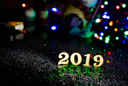 2019年新年快乐木数圣诞装饰和雪亮的背景和复制空间