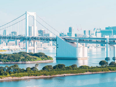 美丽的城市景观与建筑和彩虹桥的东京城市日本蓝天白云