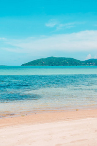 美丽的室外景观，带热带海洋和海滩，供度假旅行和度假