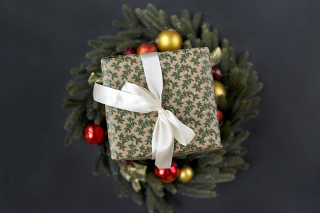 圣诞礼品盒，圣诞花环上有白色丝带，杉树枝，圣诞球