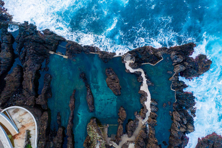 海景岛屿悬崖，有巨大的白色波浪和水晶般的蓝色海水