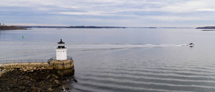 波特兰港的一个灯塔警告水手在大西洋东岸有危险的岩石和海浪