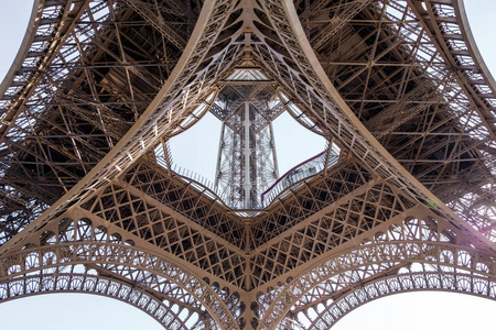埃菲尔铁塔的内部景观。巨大的对称建筑。早上特写镜头。晴天的蓝天..法国巴黎