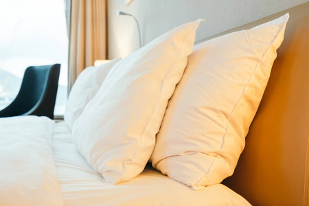 酒店卧室内部的床饰白色枕头