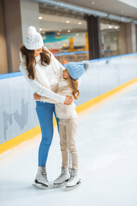 母女俩在溜冰场上互相拥抱