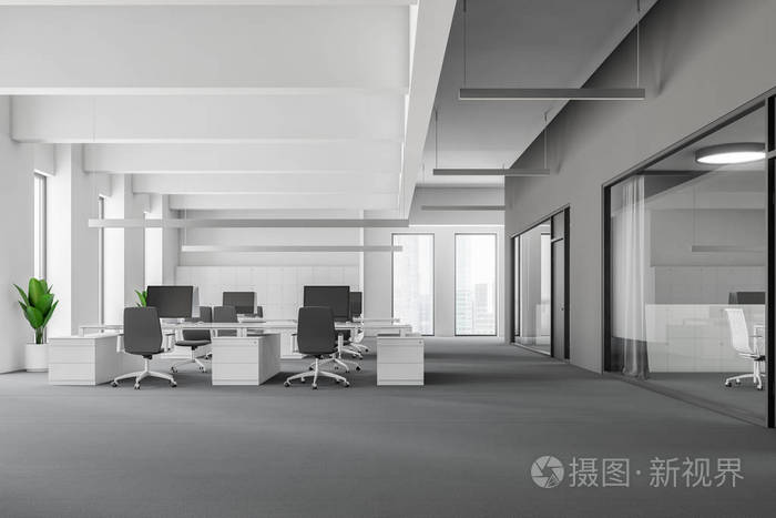 现代开放空间办公室的内部有白色和灰色的墙壁,阁楼的窗户,地板上的