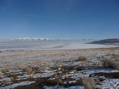 犹他州大盐湖旁雪山景色