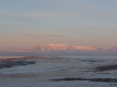 黄昏时分，犹他州大盐湖一带的雪山景色