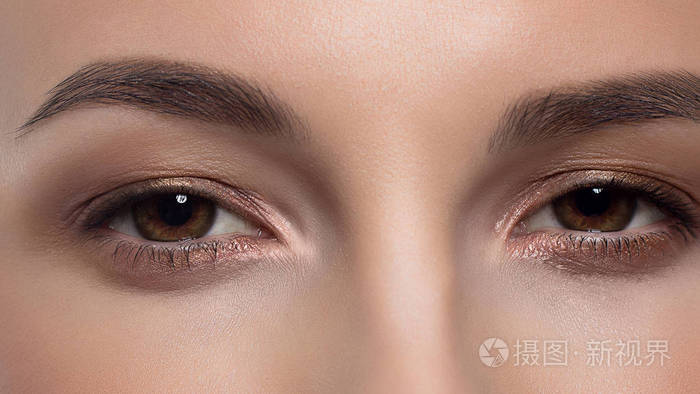 美丽的女性棕色眼睛与完美的形状眉毛特写的宏观.