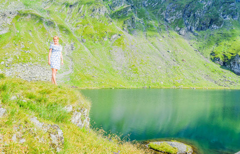 那个女孩在巴莱亚湖附近，位于transfagarasan路的通行证上。 罗马尼亚。