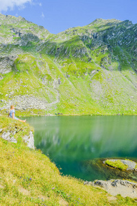 那个女孩在巴莱亚湖附近，位于transfagarasan路的通行证上。 罗马尼亚。