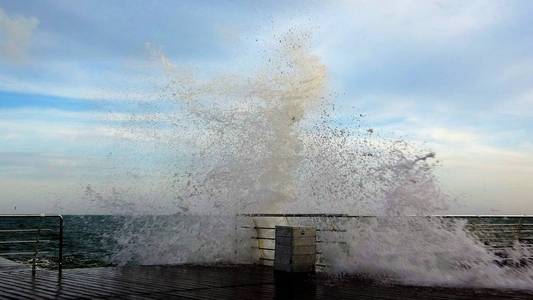 巨浪，巨浪，巨浪，巨浪，巨浪，巨浪，巨浪在暴风雨的一天，在敖德萨的力量，风暴的概念