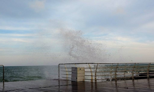 巨浪，巨浪，巨浪，巨浪，巨浪，巨浪，巨浪在暴风雨的一天，在敖德萨的力量，风暴的概念