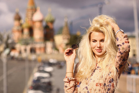 莫斯科市中心红色广场背景上的金发时尚模特俄罗斯女孩特写照片
