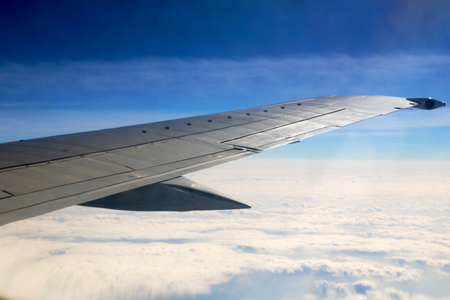 早晨日出与飞机的翅膀。 适用于旅游经营者的照片。 图片添加文本信息或框架网站