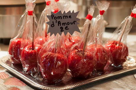 amour, traduction in english  candy red apple