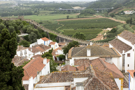 葡萄牙中世纪村庄小镇奥比多斯。 白色房屋的视图红色瓷砖。 一个受欢迎的旅游目的地。