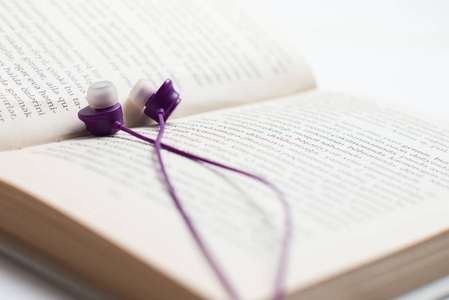 有声书概念耳机和书籍放松耳机和书籍听有声书