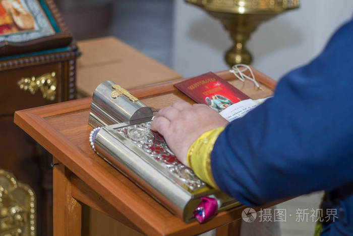牧师手上的圣经十字架