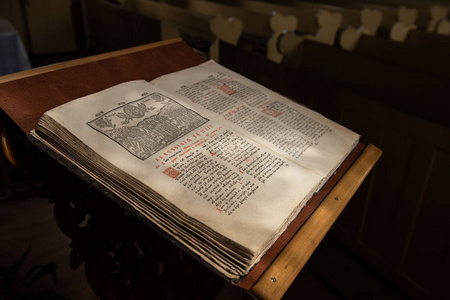 古基督教手稿写在西里尔在教堂讲坛上。