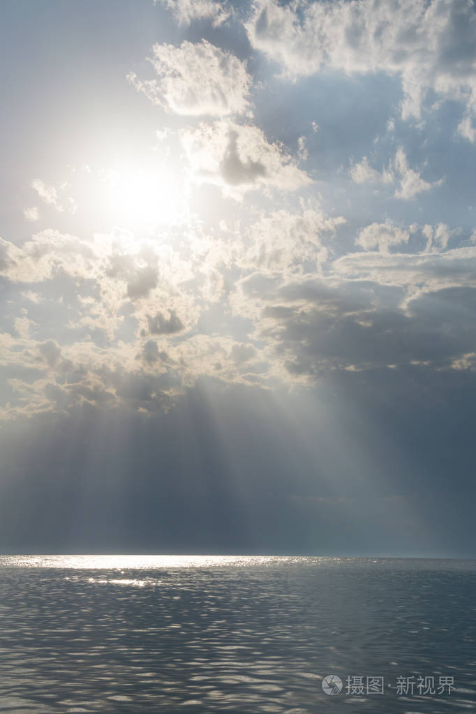 阴天的海水自然背景太阳的光线冲破云层阴天夏季的海景