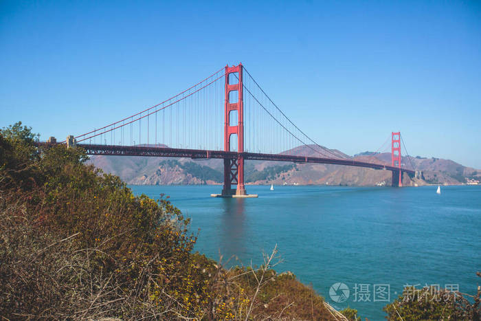 经典全景从贝克海滩看到著名的金门大桥，在美丽的夏天，阳光明媚，蓝天，旧金山，加利福尼亚，美国