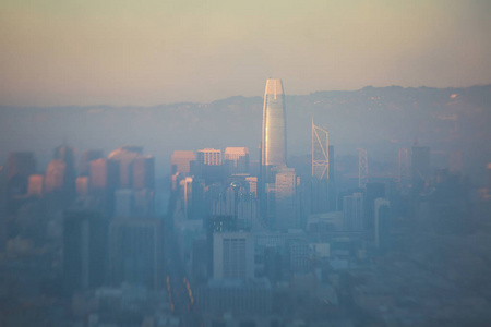 美丽的超级广角夜景旧金山加州，市中心和海湾桥和天际线风景从双峰山看到。