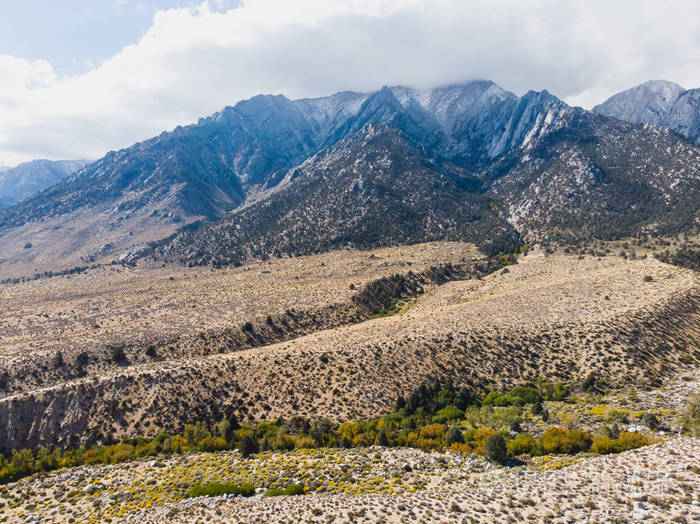 内华达山脉东侧的孤松峰景观范围是美国纽约州的孤松镇约翰缪尔荒野因