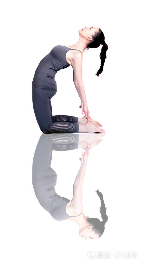 年轻女孩表演不同的瑜伽姿势, 在白色背景上灵活漂亮的模特.