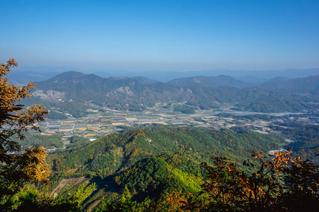 一个小村庄的全景，在许多小山中。 韩国
