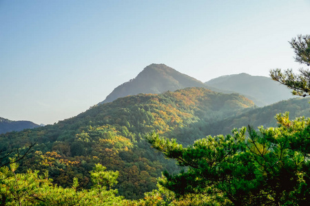 韩国一个村庄山丘和山脉上的秋景