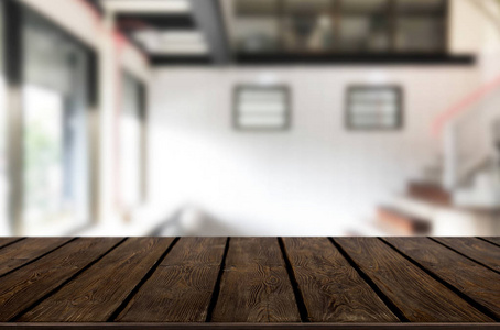 木制板空桌面和模糊内部模糊在咖啡店背景模拟显示产品。