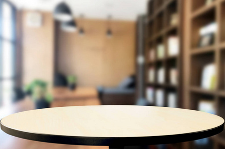 木制板空桌面和模糊内部模糊在咖啡店背景模拟显示产品。