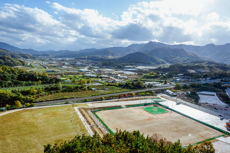 一个小村庄的全景，在许多小山中。 韩国