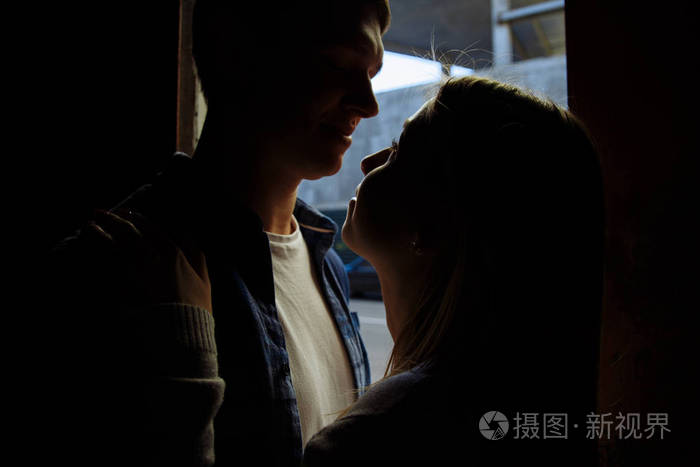 黑色的脸在老门威家庭里亲吻和拥抱夫妇约会吸引家庭幸福