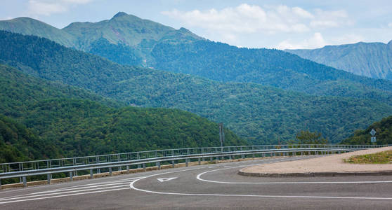 弯曲道路的景色。 在山路上开车。 山上的沥青路。 空路背景