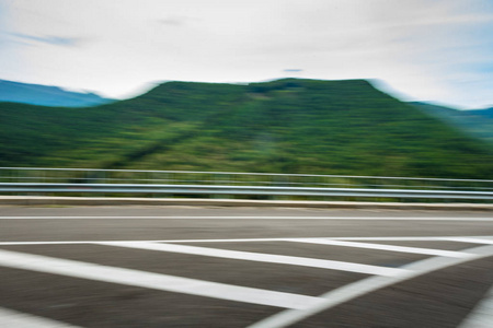 弯曲道路的景色。 在山路上开车。 山上的沥青路。 空路背景