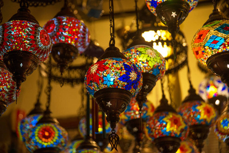 传统的明亮装饰悬挂土耳其灯和五颜六色的灯，生动的颜色在土耳其。