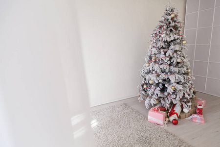 圣诞家居室内与白色圣诞树礼物新年
