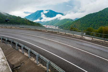 弯曲道路的景色。 在山路上开车。 山上的沥青路。 空路背景