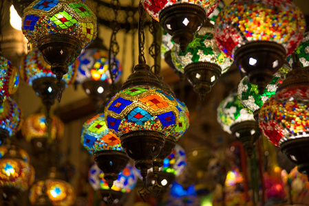 纪念品店传统手工土耳其灯。 彩色玻璃的马赛克。 土耳其集市上为游客出售纪念品。 火鸡。