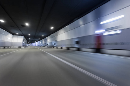 城市公路隧道中的抽象速度运动。 运动模糊背景。 空路位置