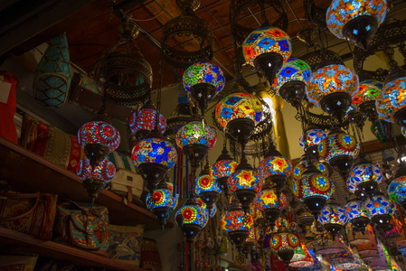 纪念品店传统手工土耳其灯。 彩色玻璃的马赛克。 土耳其集市上为游客出售纪念品。