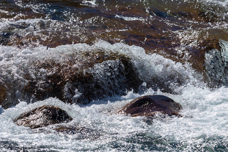 水山河和奇妙的岩石小溪。 溅水后水滴。 特写宏观视图。