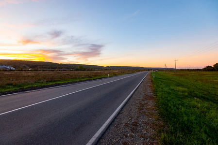 通过秋树的新道路的风景。