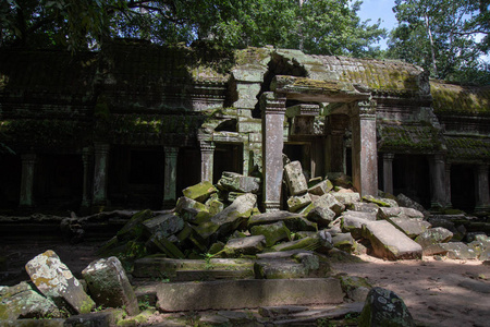 柬埔寨吴哥窟塔普罗姆。 柬埔寨吴哥窟塔普罗姆古寺，丛林树木的根与这些古老结构的砖石交织在一起，产生了超现实的世界。